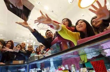 日本大黑鸡巴中国人依然爱赴日旅游 消费已由爆买转向网购